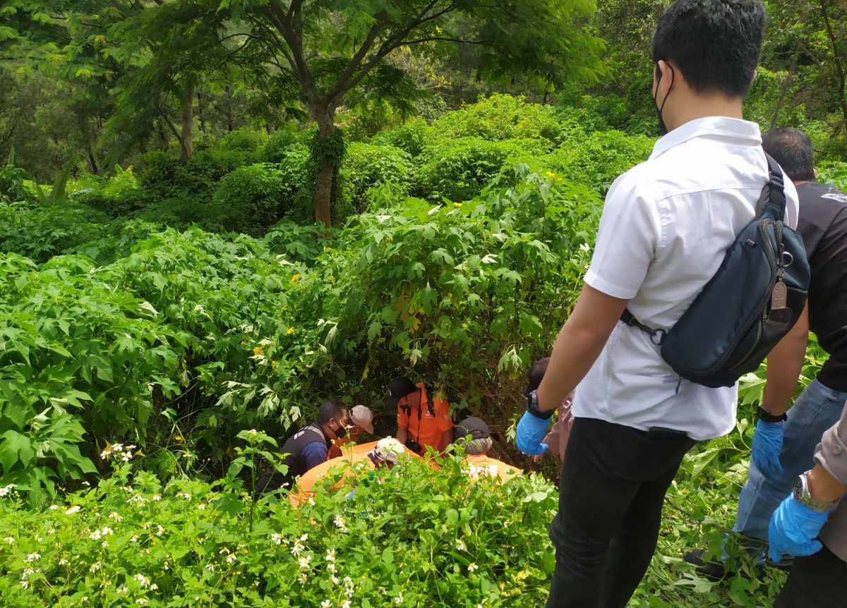 Evakuasi mayat pria yang ditemukan di Sendi, Pacet, Mojokerto (Foto: Achmad Supriyadi/jatimnow.com)