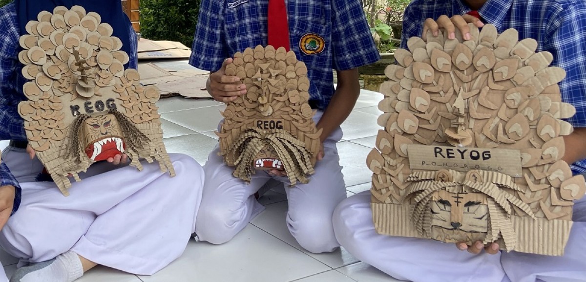 Miniatur reog dari kardus karya siswa SMAN 1 Pulung (Foto: Mita Kusuma/jatimnow.com)