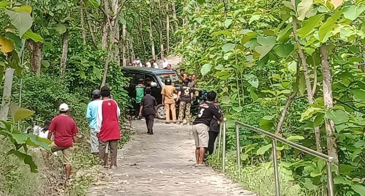 Mobil di puncak Gunung Desa Gombak (Foto: Parwan for jatimnow.com)