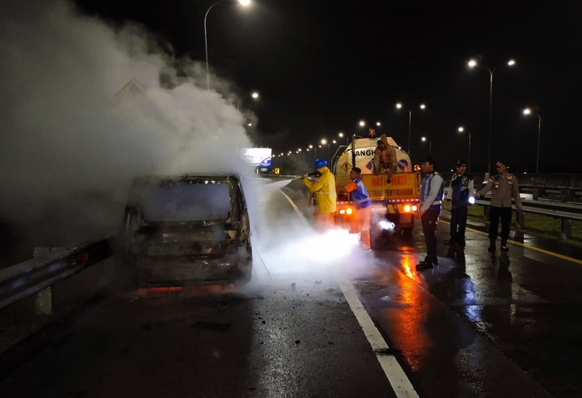 Mobil Serena Berisi 6 Penumpang Terbakar di Tol Singosari, Malang