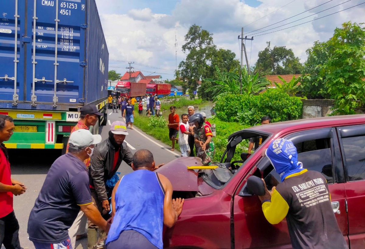 Mobil Toyota Kijang yang ditumpangi satu keluarga asal Nganjuk terlibat kecelakaan di Jombang (Foto: Elok Aprianto/jatimnow.com)