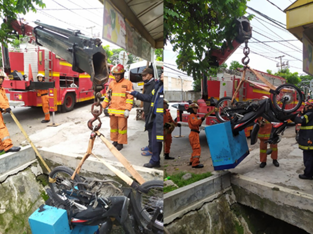 Motor sales obat yang tercebur sungai saat dievakuasi petugas (Foto-foto: BPBD Surabaya)