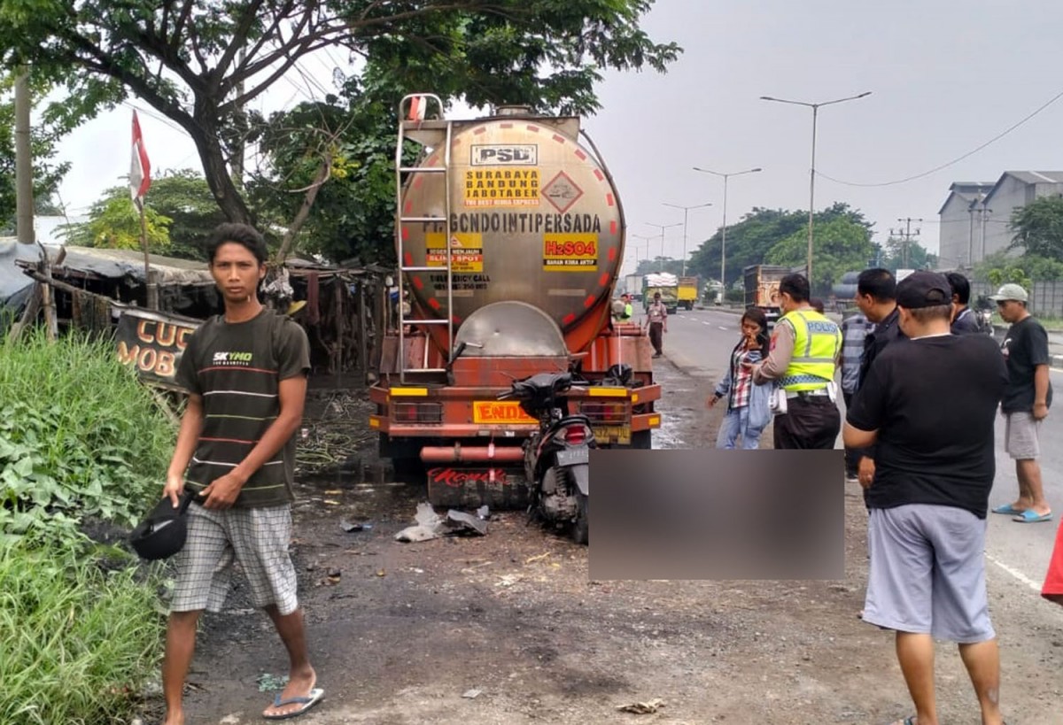 Motor tabrak truk parkir di Baypass Krian, Sidoarjo (Foto: Unit Lantas Polsek Krian for jatimnow.com)
