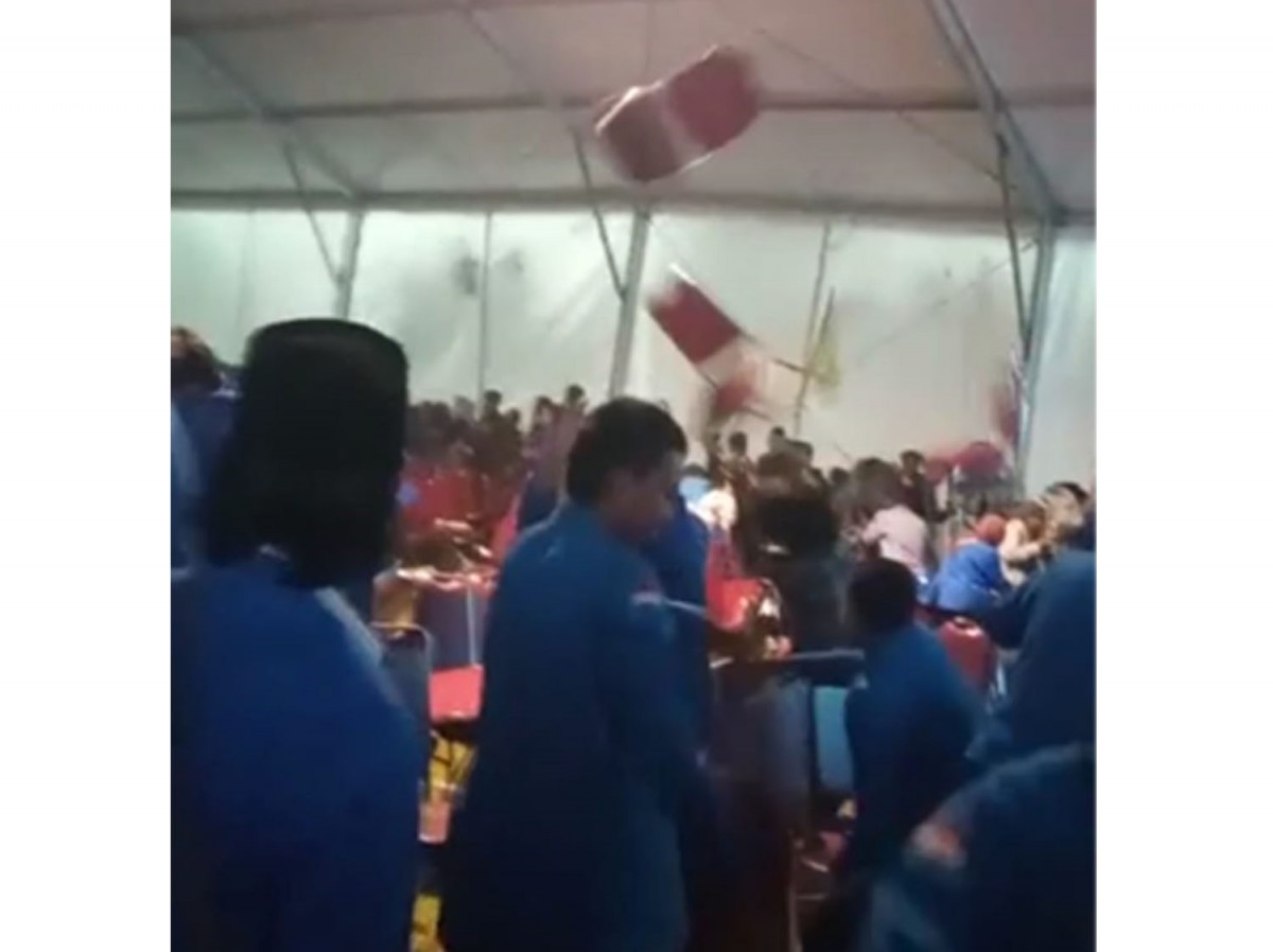 Peserta Muspimnas PMII di Tulungagung saling lempar kursi (Foto: Tangkapan layar video viral)