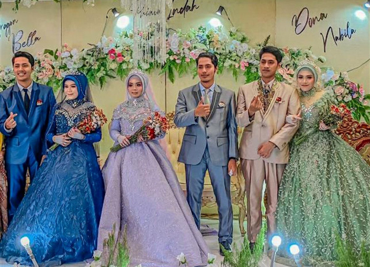 Tiga saudara kembar asal Paciran, Lamongan saat melangsungkan acara resepsi pernikahan. (Foto : Adyad Ammy Iffansah/jatimnow.com)