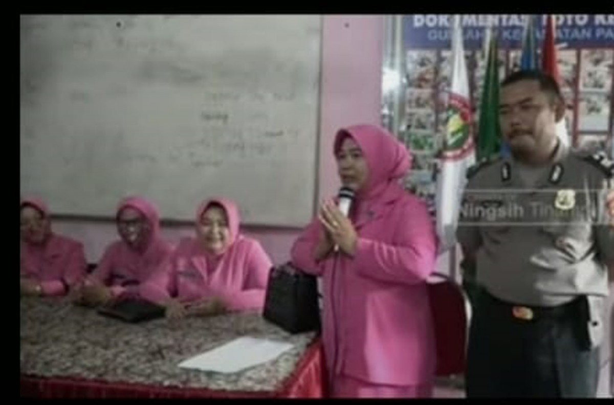 Penampilan Ningsih Tinampi memakai baju Bhayangkari (Foto: Tangkapan layar video viral)