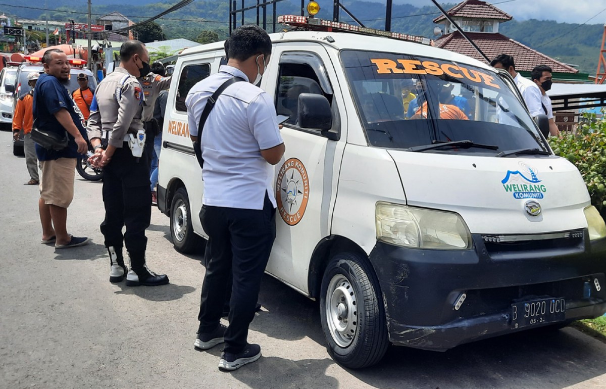 Olah TKP yang dilakukan Polsek Pacet setelah menemukan mayat berjenis kelamin laki-laki dengan luka di bagian kepala. (foto: Achmad Supriyadi/jatimnow.com)