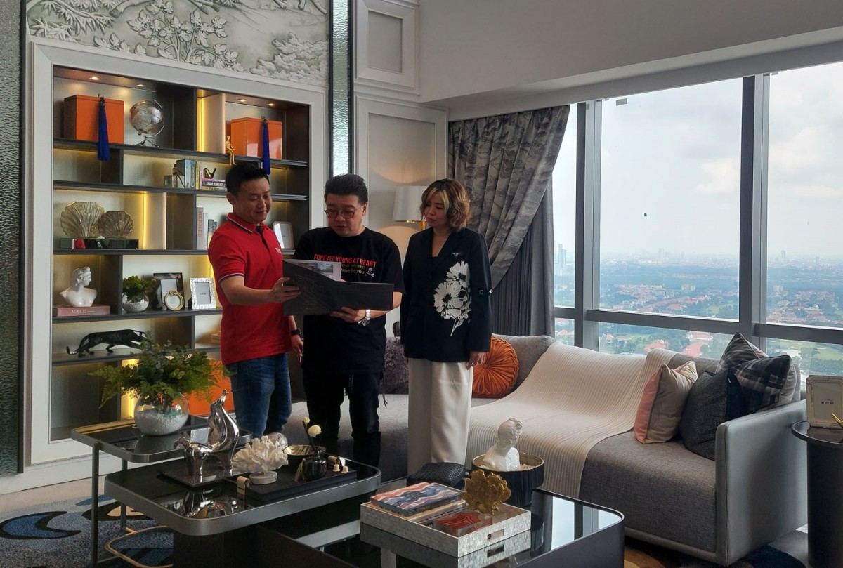 General Manager Pakuwon Group, Hario Utomo (kiri), Director of Marketing Pakuwon Group, Sutandi Purnomosidi (tengah) dan Head Of Marketing Pakuwon Group, Liliani Harsono (Foto: Ni'am Kurniawan/jatimnow.com)