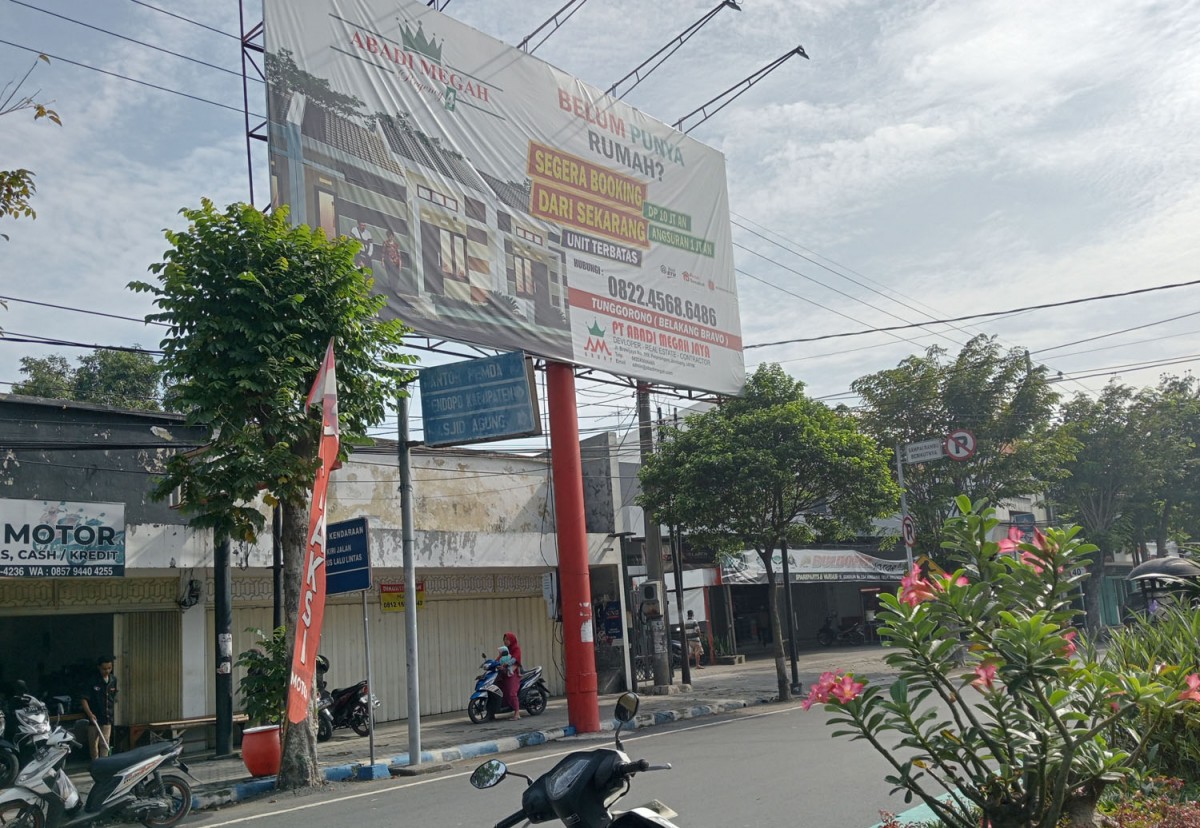 Papan reklame milik Warna Warni di Jombang yang masa izinnya berakhir sejak 2017 (Foto: Elok Aprianto/jatimnow.com)