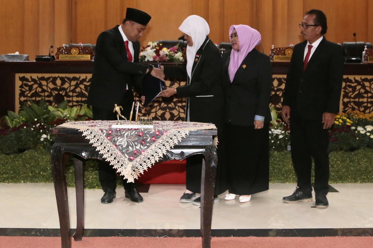 Wali Kota Eri Cahyadi bersama Pimpinan DPRD Surabaya dalam pandangan APBD 2023. (foto: Pemkot Surabaya/jatimnow.com)