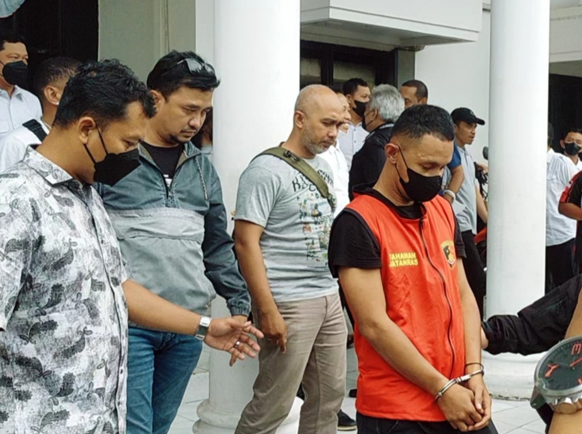 Pelaku pemukulan dengan tongkat baseball di Mapolrestabes Surabaya. (foto:Farizal Tito/jatimnow.com)