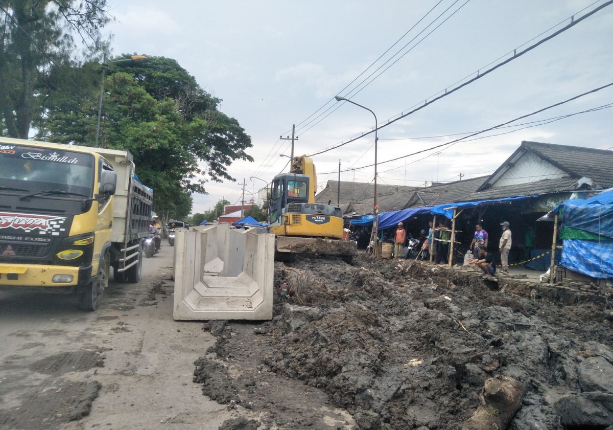 Pembangunan drainase di sekitar Pasar Kota Bojonegoro (Foto: Misbahul Munir/jatimnow.com)