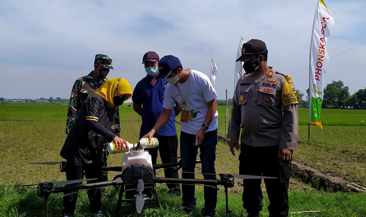 DPKP lamongan memanfaatkan drone untuk menyemprotkan pupuk organik cair di Kecamatan Sugio. (foto: Adyad Ammy Iffansah/jatimnow.com)