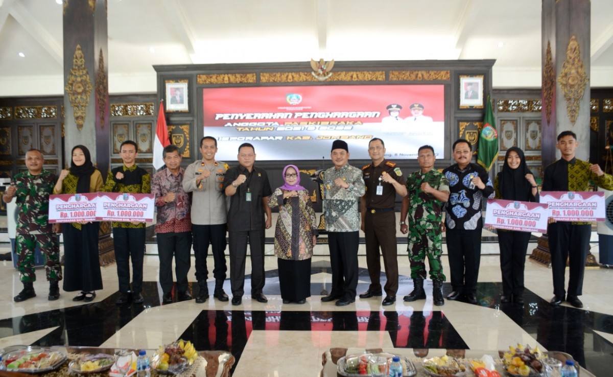 Pemkab Jombang memberikan reward biaya pendidikan bagi anggota paskibraka. (Foto: Humas Pemkab Jombang/jatimnow.com)