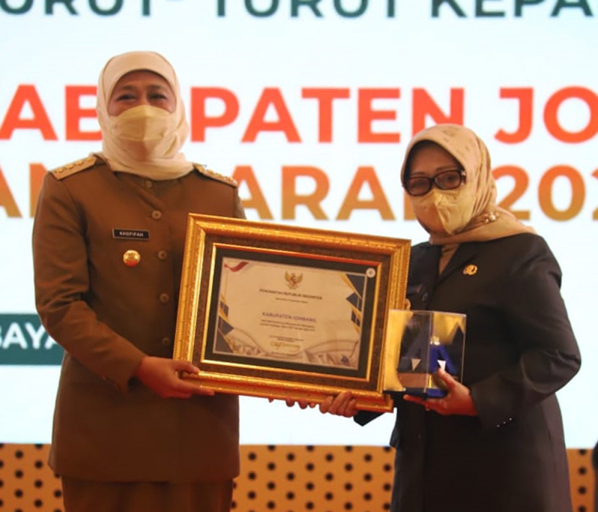 Bupati Jombang Hj Mundjidah Wahab (kanan) saat menerima penghargaan WTP ke-9, dari Gubernur Jatim Khofifah Indar Parawansa. (foto: Humas Pemkab Jombang for jatimnow.com)