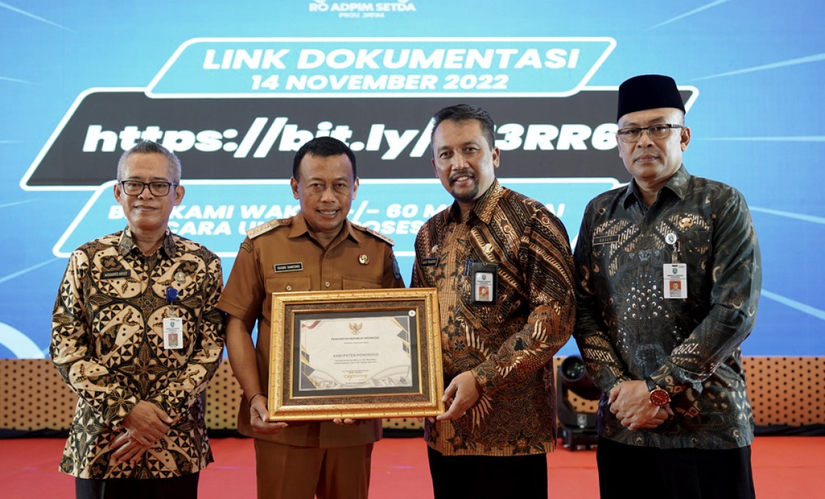 Bupati Ponorogo, Sugiri Sancoko saat menerima penghargaan WTP 10 kali beruntun. (foto: Humas Pemkab Ponorogo)