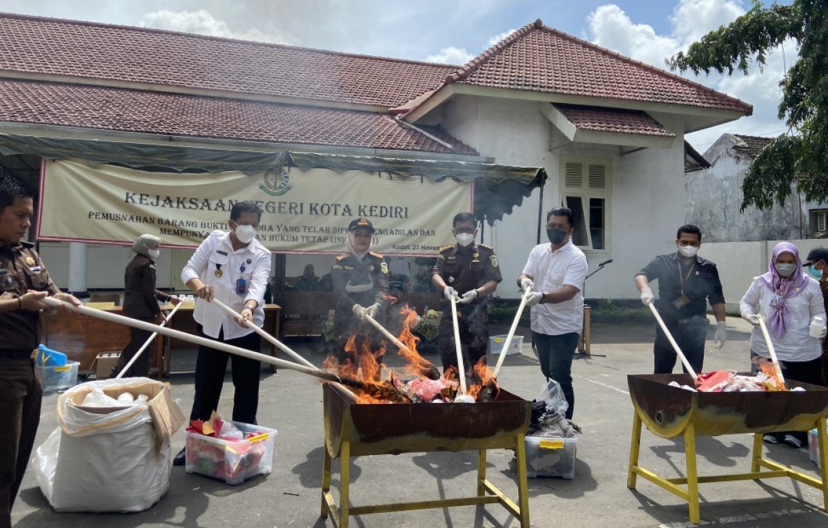 Puluhan Gram Sabu dan Senjata Tajam Dimusnahkan, BB Narkoba di Kediri Meningkat