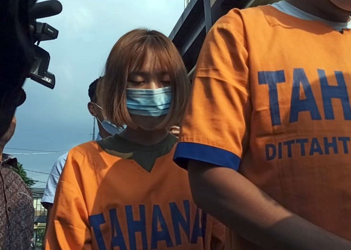 Penampakan wanita berkebaya merah dalam video mesum saat berbaju tahanan (Foto: Zain Ahmad/jatimnow.com)