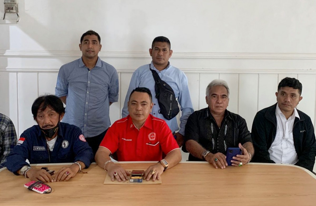 Tim kuasa hukum dan perwakilan keluarga WF, terduga pelaku pemukulan mahasiswa dengan tongkat baseball. (Fahrizal Tito/jatimnow.com)