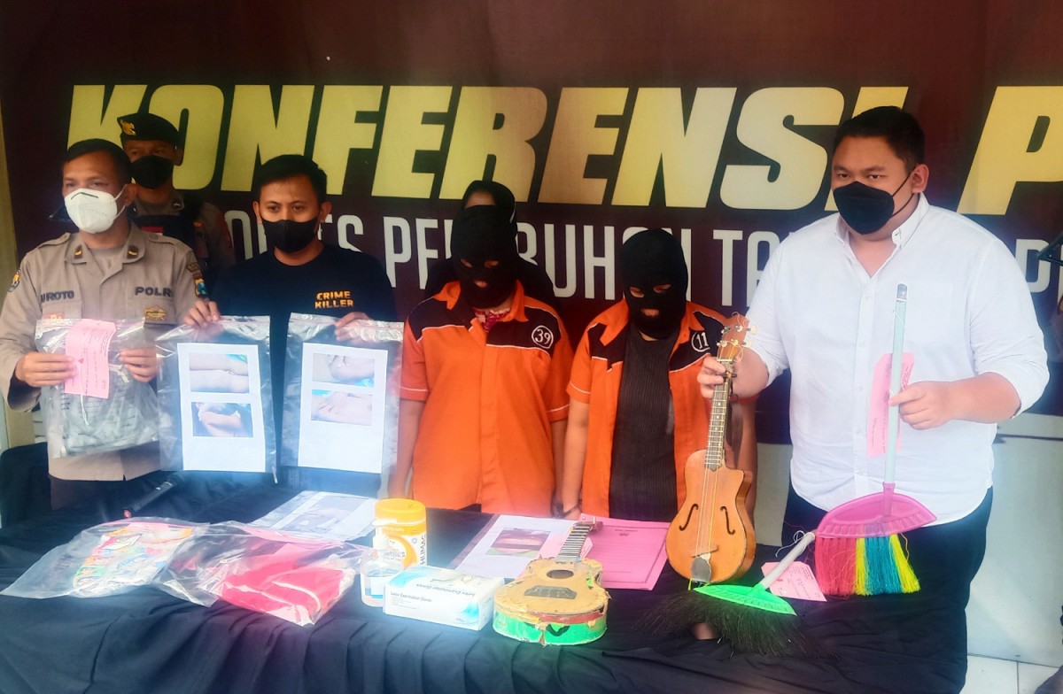 Dua wanita yang menjadi pelaku kekerasan kepada bocah usia enam tahun asal Surabaya hingga meninggal. (foto: Zain Ahmad/jatimnow.com)