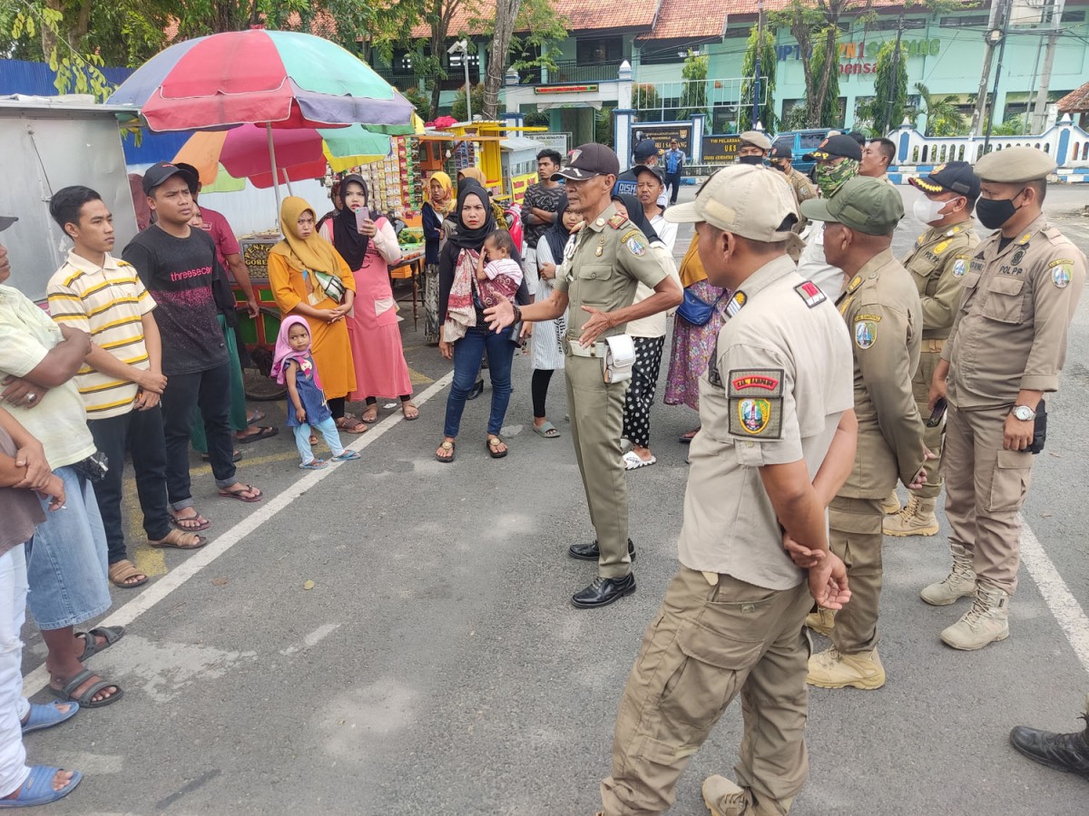 Ratusan PKL di Sampang Mulai Ditertibkan Jelang Launching Taman Wijaya Kusuma