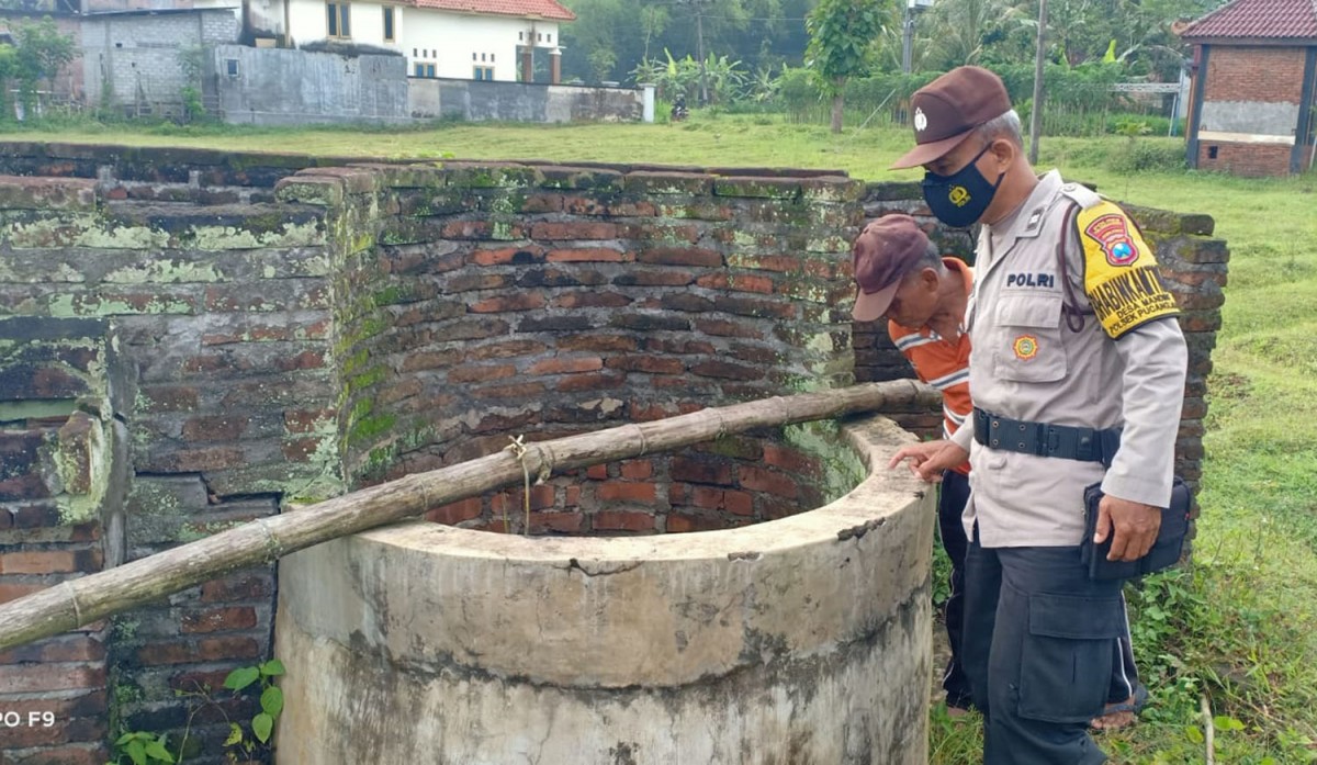 Polisi mendatangi sumur tempat korban ditemukan tewas (Foto: Dok. Polres Tulungagung)