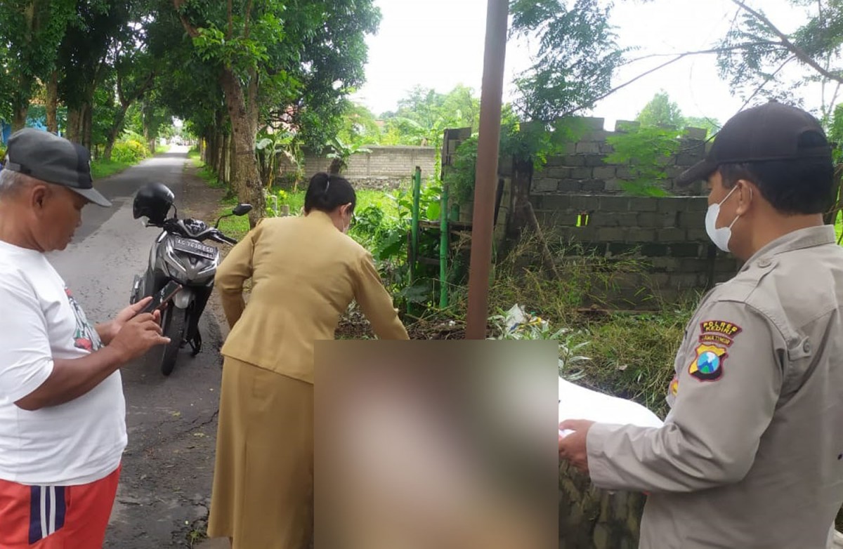 Polisi dan tim medis memeriksa pria yang tewas di tepi Sungai Sumber Gundi, Kediri (Foto: Humas Polsek Pagu/jatimnow.com)