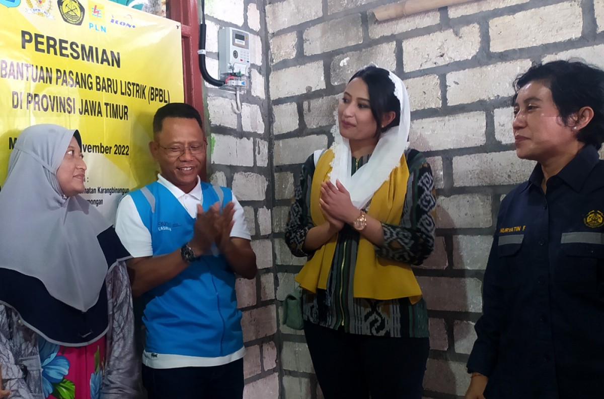Anggota DPR RI Dyah Roro, Sekretaris Ditjen Ketenagalistrikan, Ida Nuryatin Finahari, dan EVP Penjualan dan Pelayanan Pelanggan Retail PT PLN Saleh Siswanto saat meresmikan dua rumah di Lamongan. (Foto: Adyad Ammy Iffansah/jatimnow.com)