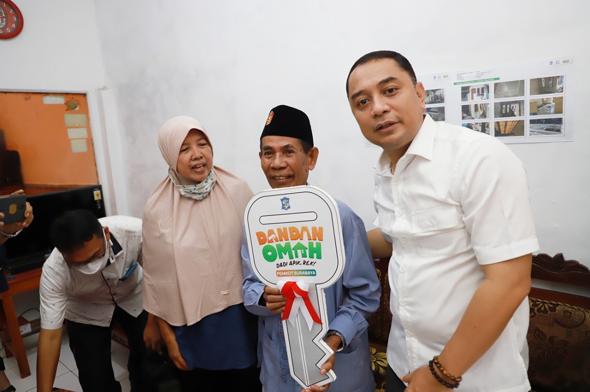 Warga Surabaya Bangga Terima Kunci Program Dandan Omah