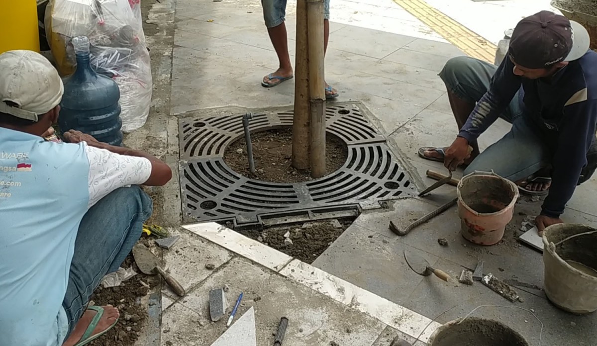 Proyek pemeliharaan pedestarian Jalan KH Wahid Hasyim Jombang (Foto: Elok Aprianto/jatimnow.com)