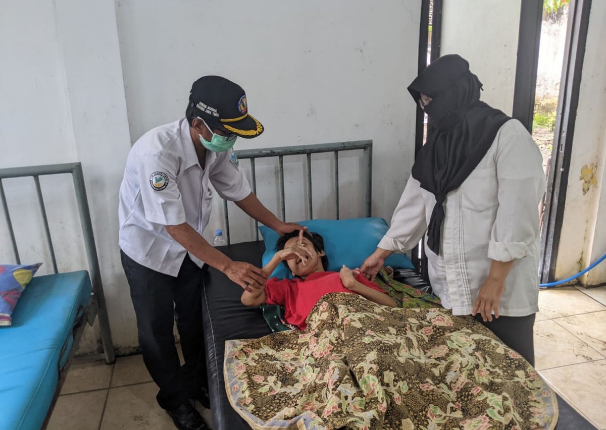 Remaja disabilitas yang diduga dibuang di depan rumah warga Mojokerto (Foto: Nor for jatimnow.com)