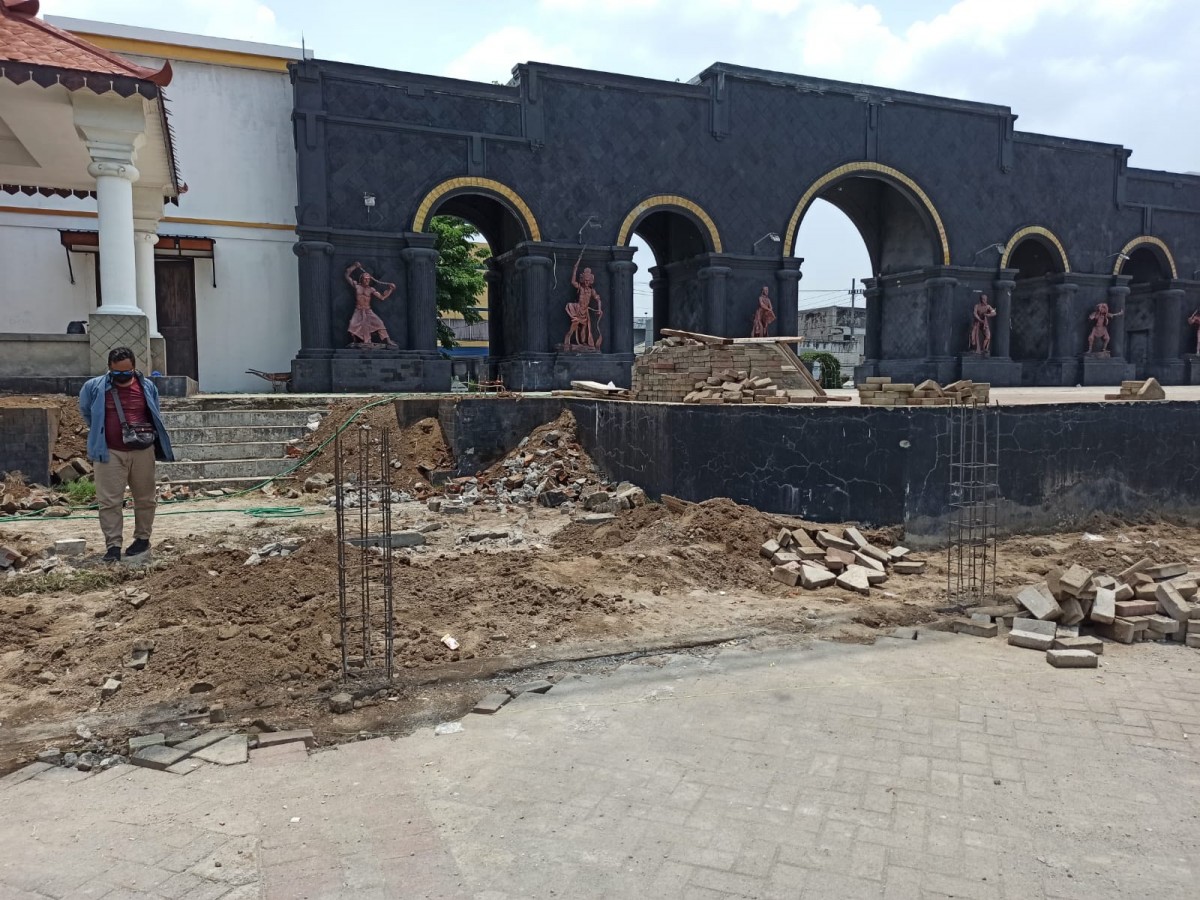 Panggung utama alun-alun Ponorogo direnovasi (Dwiyono for jatimnow)