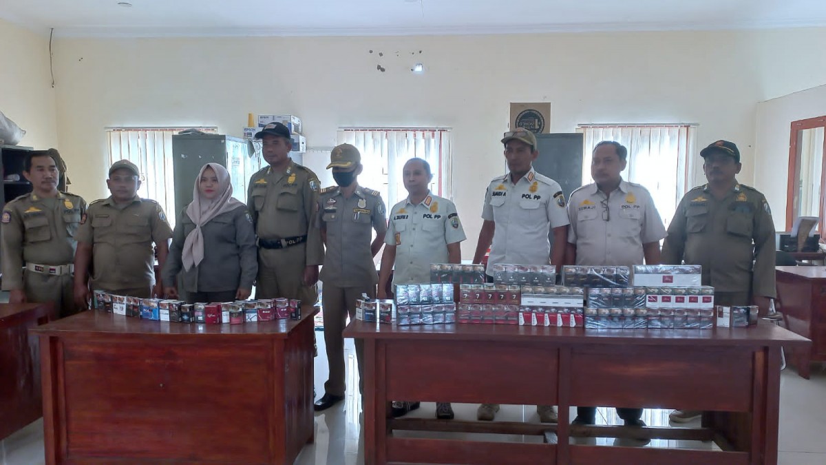 Tim satgas pemberantasan rokok ilegal saat mengamalkan puluhan merek rokok tanpa cukai di 14 kecamatan, di Sampang. (foto: Jamaluddin for jatimnow.com)