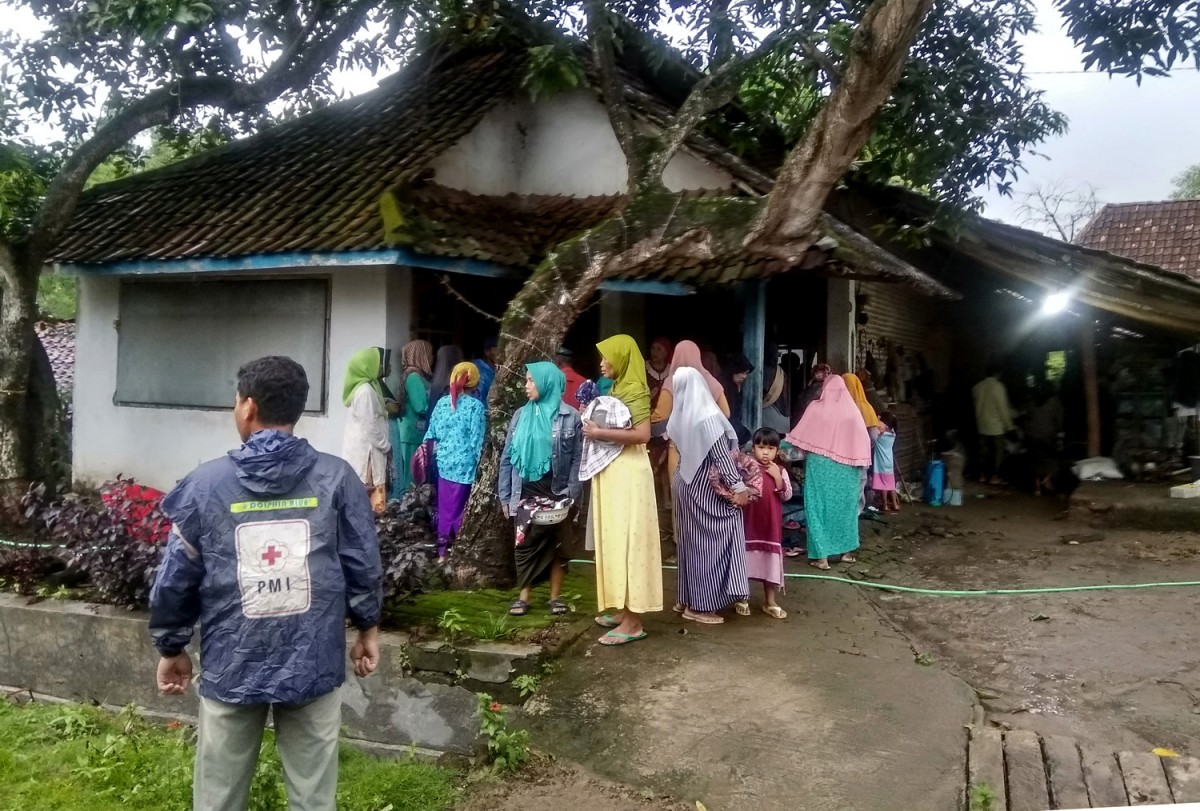 Warga saat mengucapkan bela sungkawa kepada keluarga korban. (foto: Achmad Supriyadi/jatimnow.com)