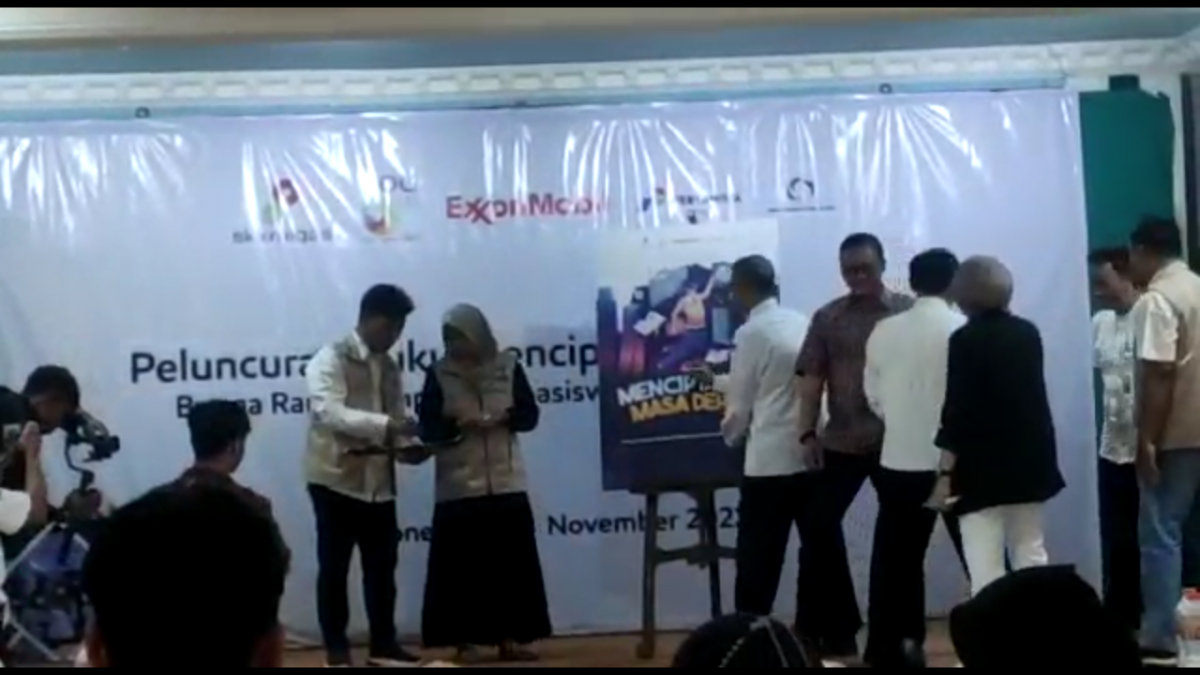 Peluncuran buku 'Menciptakan Masa Depan' buah karya mahasiswa penerima Beasiswa Banyu Urip dari EMCL. (foto: Misbahul Munir / jatimnow.com)