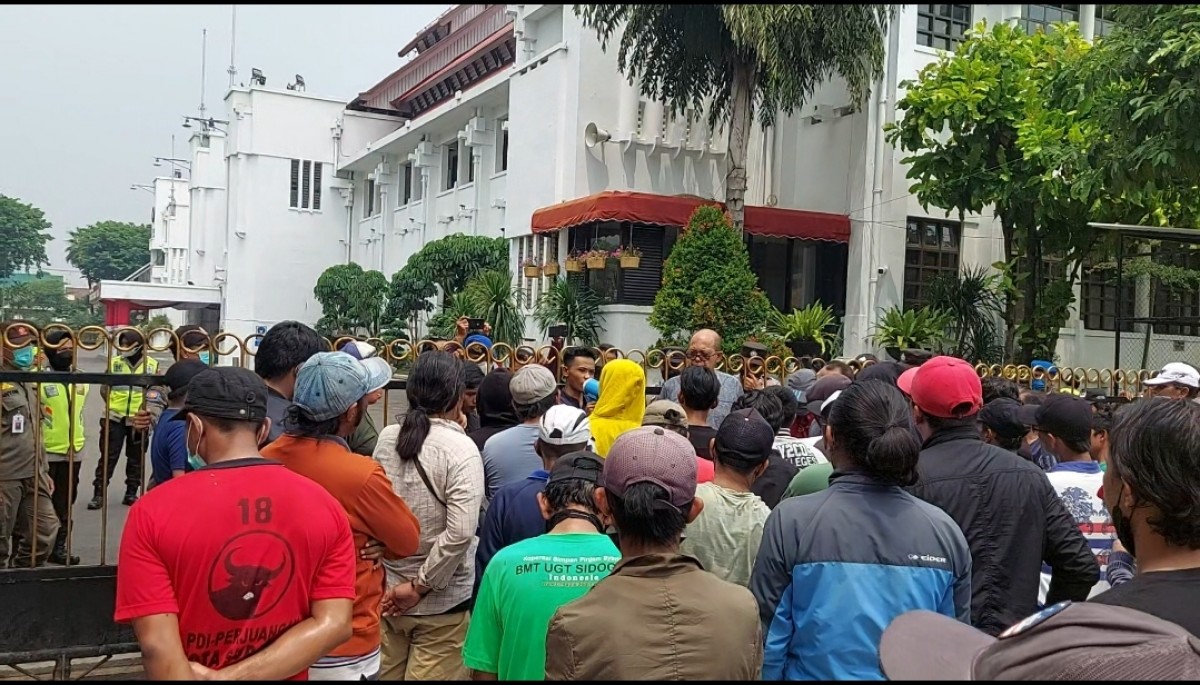 Pendemo Armuji ada yang mengenakan kaos PDI Perjuangan. (Foto: Ni'am Kurniawan/jatimnow.com)