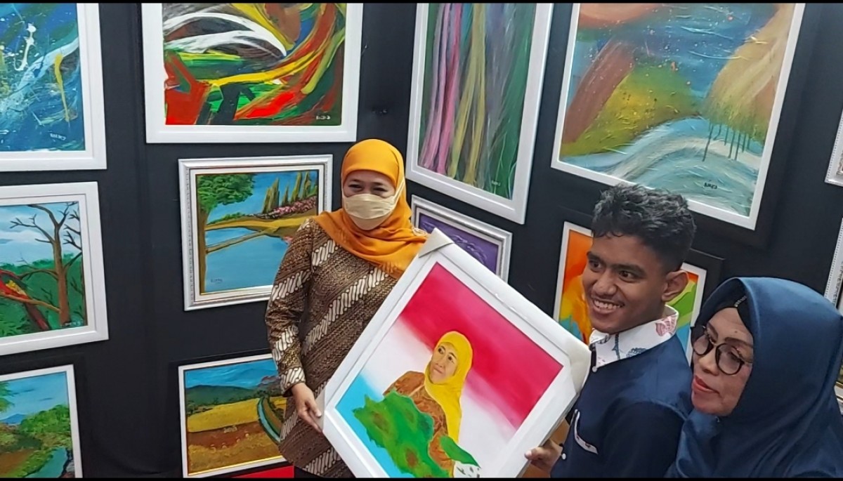 Khofifah saat membeli salah satu lukisan karya anak difabel yang dipamerkan pada Pasar Seni Lukis Indonesia ke-XIII di Surabaya (Foto-foto: Ni'am Kurniawan/jatimnow.com)