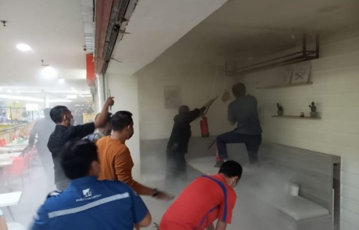 Petugas keamanan dan pemadam dari Pakuwon Mall melakukan pemadaman mengunakan APAR. (foto Pakuwon Mall for jatimnow.com)