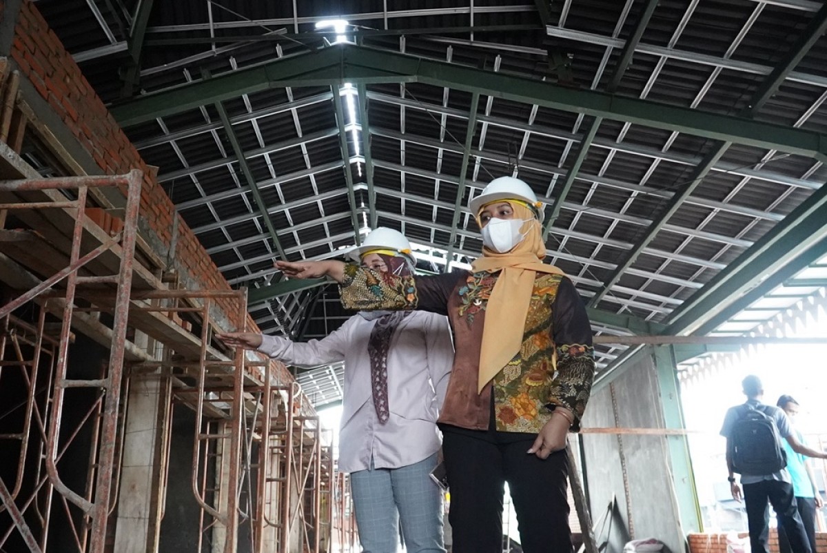 Wali Kota Mojokerto Ika Puspitasari saat sidak proyek tugu alun-alun dan skywalk (Foto-foto: Kominfo Kota Mojokerto for jatimnow.com)