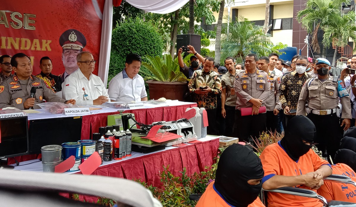 Kapolda Jatim Irjen Pol Toni Harmanto (kiri) didampingi Kepala Perwakilan BI Jatim Budi Hanoto (tengah) di sela ungkap penangkapan sindikat uang palsu. (foto: Rama Indra/jatimnow.com)