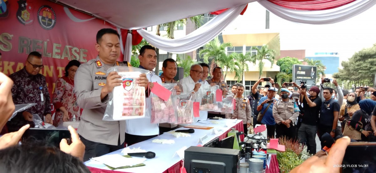 Polda Jatim dan Satreskrim Polres Kediri mengungkap kasus produsen upal antar provinsi. (Foto: Rama Indra Surya Permana/jatimnow.com)