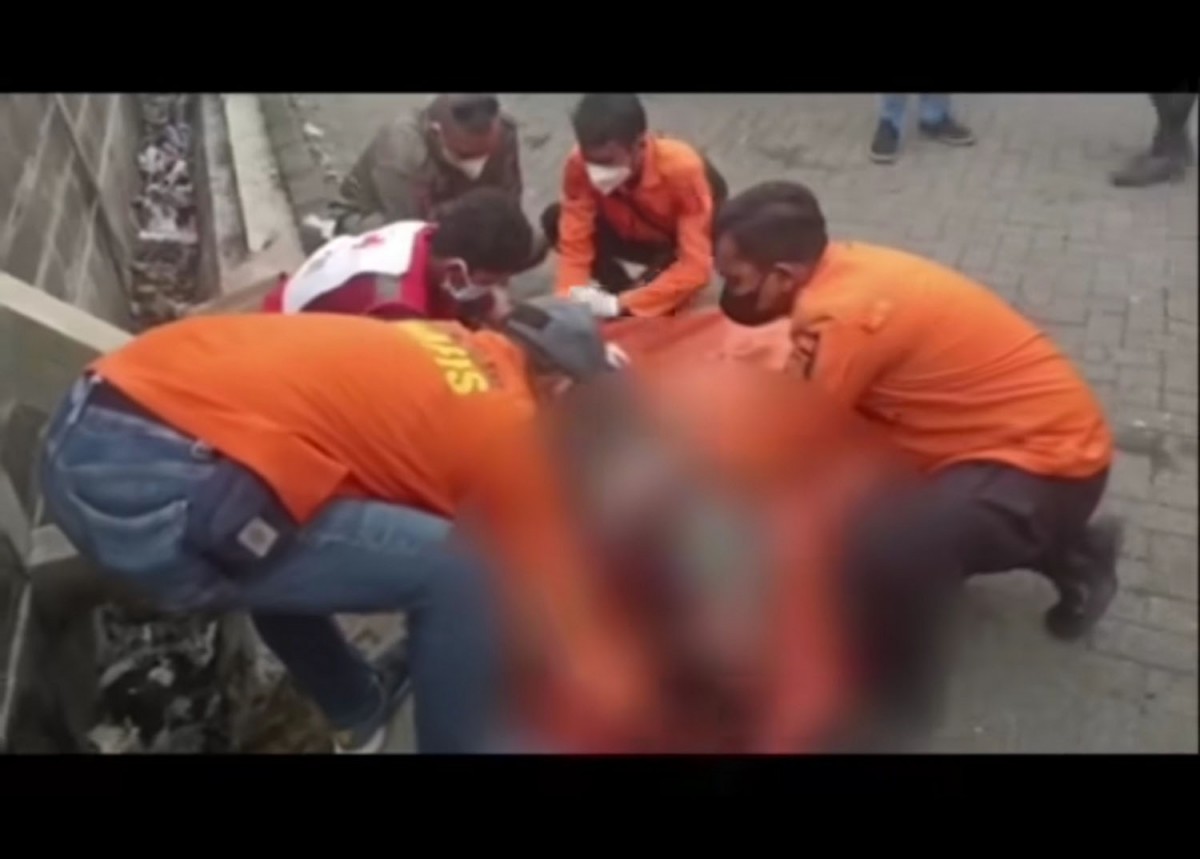 Evakuasi sopir truk asal Probolinggo yang tewas di Surabaya (Foto: BPBD Surabaya/jatimnow.com)