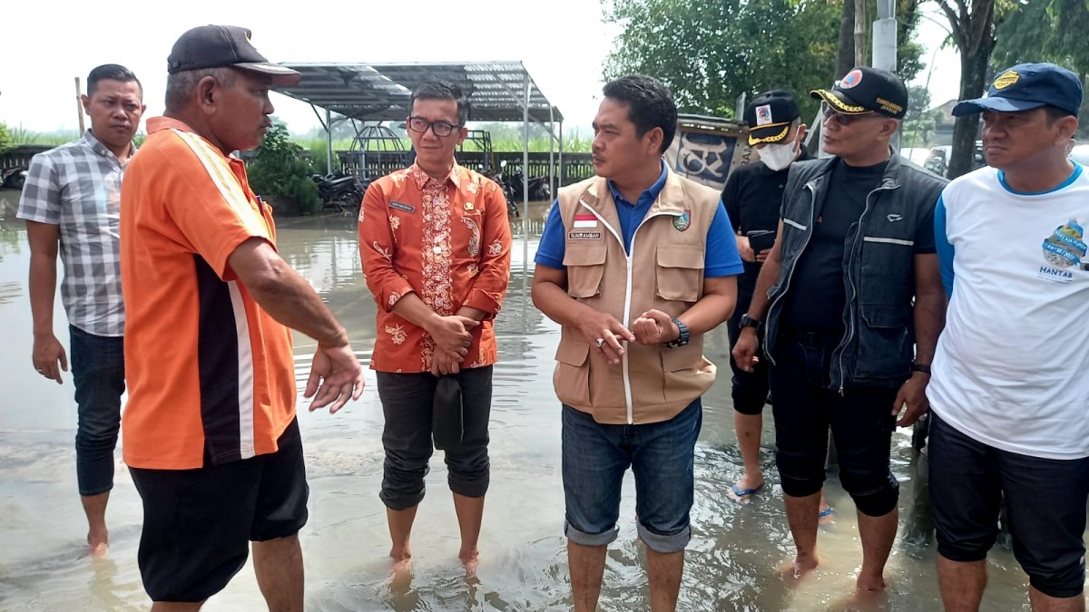 Wakil Bupati Jombang, Sumrambah meninjau banjir di Dusun Grudo, Desa Madiopuro, Kecamatan Sumobito. (Foto: Humas Pemkab Jombang)