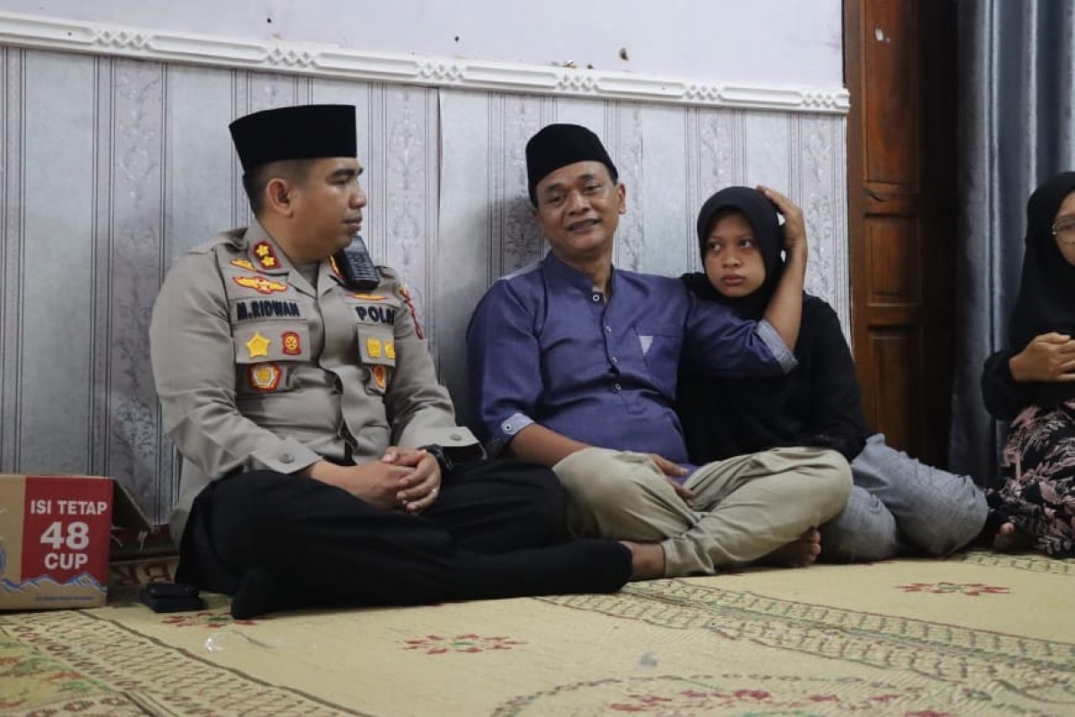 Kapolres Magetan, AKBP Muhammad Ridwan saat melakukan takziah di rumah Bripda Khoirul Anam (Foto: Humas Polres Magetan)