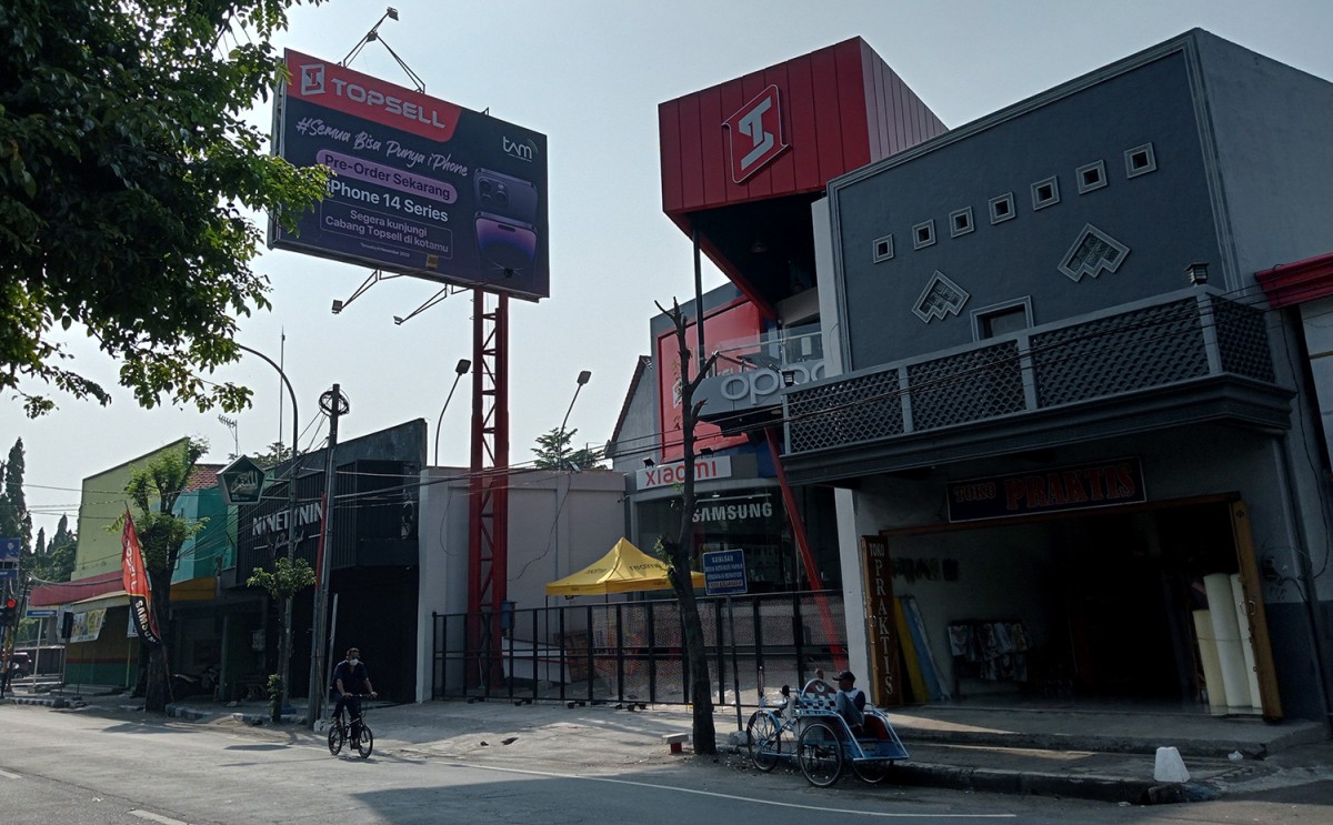 Papan reklame yang terpasang menjorok ke jalan di Kabupaten Jombang. (foto: Elok Aprianto/jatimnow.com)