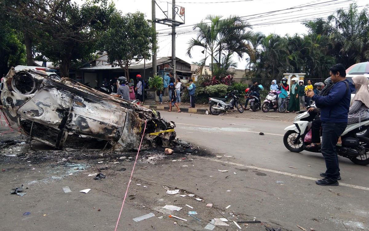 Salah satu mobil yang terbalik di sekitar Stadion Kanjuruhan dalam insiden yang terjadi (1/10/2022) silam. (foto: Galih Rakasiwi/jatimnow.com)