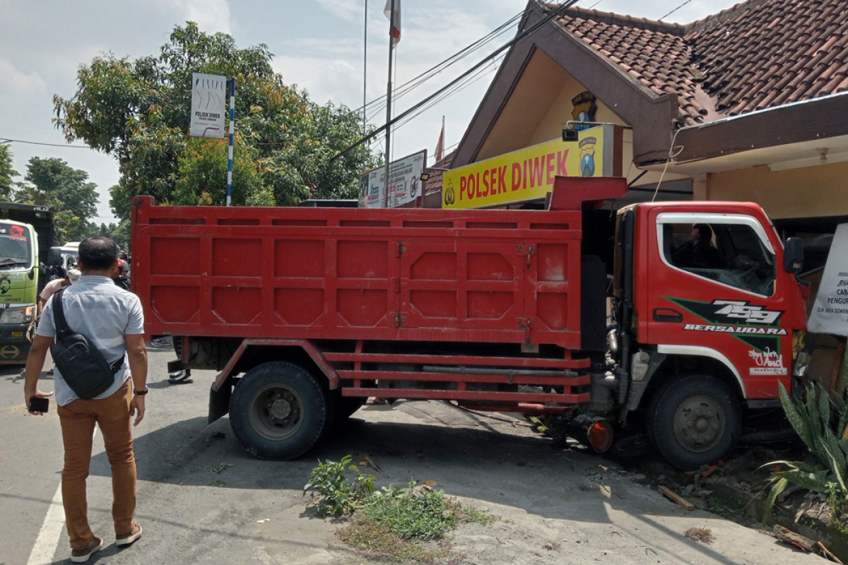 Truk Seruduk Polsek Diwek Jombang, Polisi Beber Kondisi dan Nama Korban