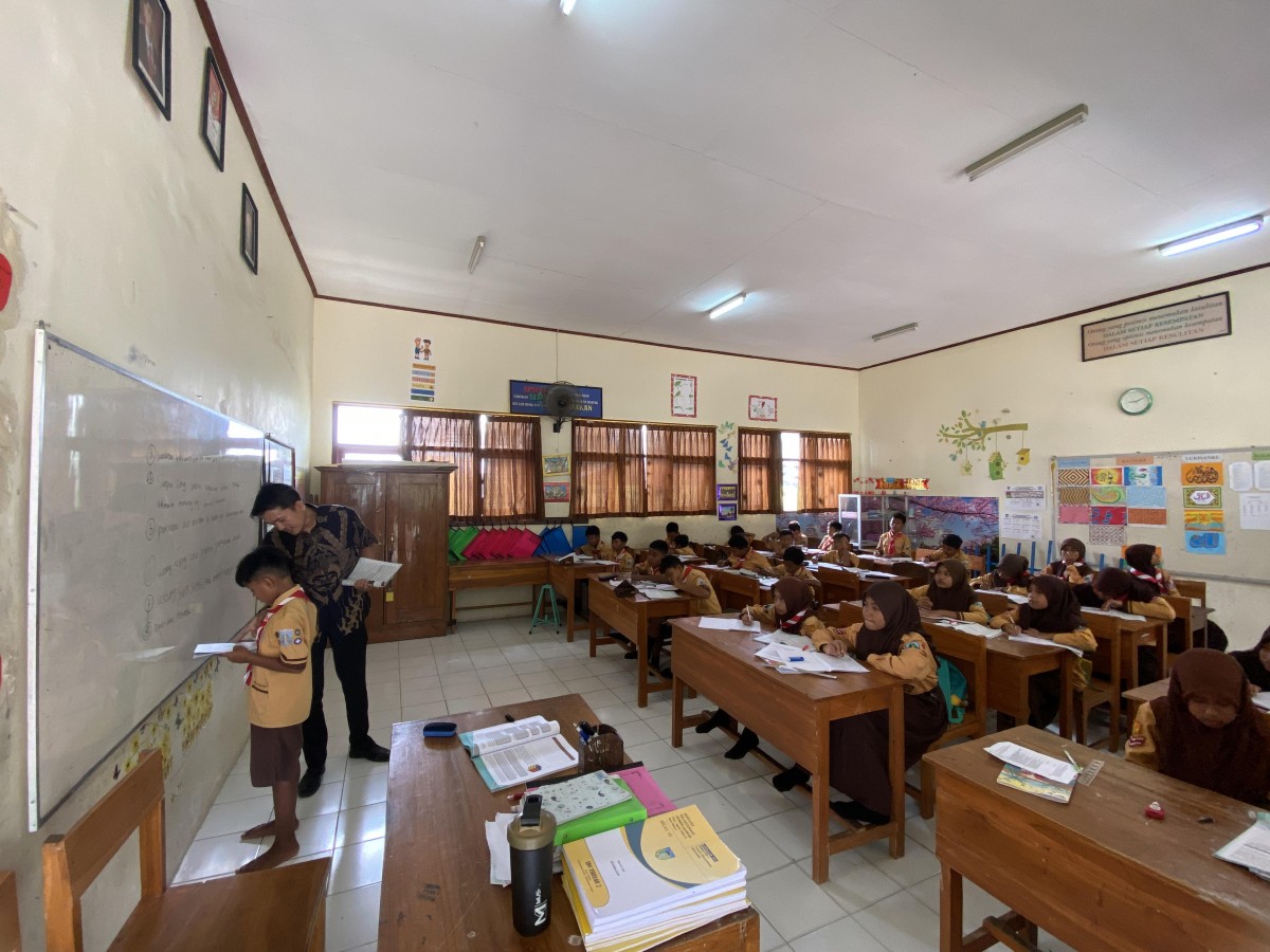    Marga Cistha mengajar di SD Negeri Tiru Lor II. (Foto-foto Yanuar Dedy/jatimnow.com)