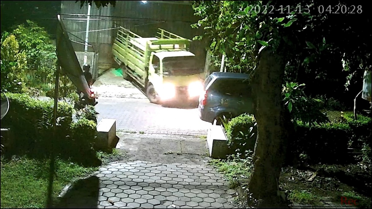 Penampakan truk Hino di Surabaya yang dicuri komplotan bandit (Foto-foto: Tangkapan layar video CCTV)