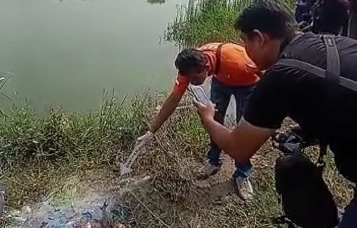Petugas melakukan olah TKP di Waduk Slamet. (Foto: Polsek Lakarsantri for jatimnow.com)